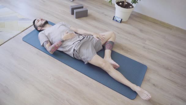 Homem fazendo exercício respiratório diafragmático para relaxamento. Meditação em casa — Vídeo de Stock