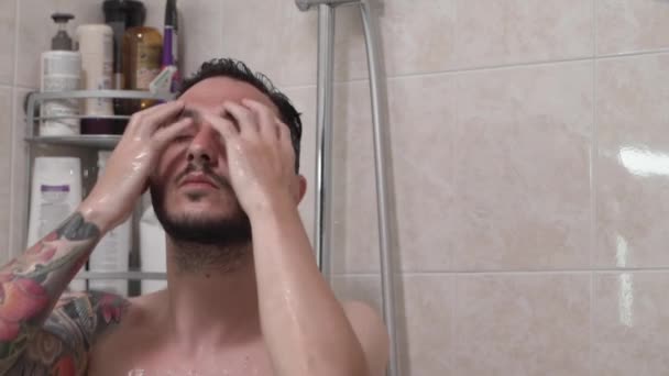 Bonito homem tomando banho e lavando cabelo — Vídeo de Stock