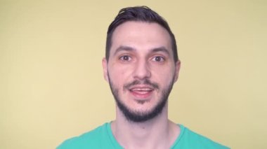 Web kamerasında konuşan genç sakallı adamın portresi.