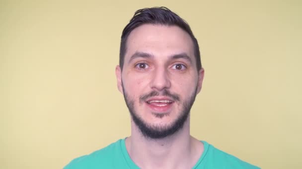 Portré fiatal szakállas férfi beszél webkamera — Stock videók