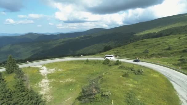 Vista aérea do drone do ônibus branco na estrada da montanha agains montanhas bonitas — Vídeo de Stock
