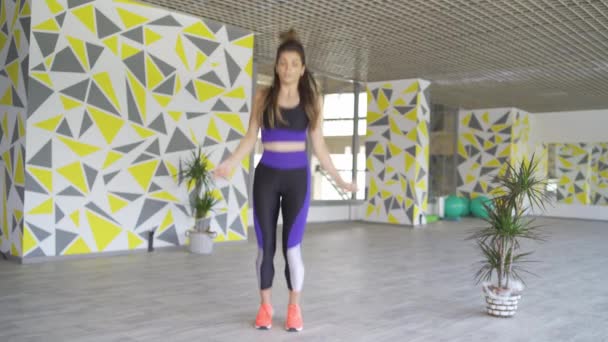 Female tabata trainer workout doing invisible Jump Rope exercise — Stockvideo