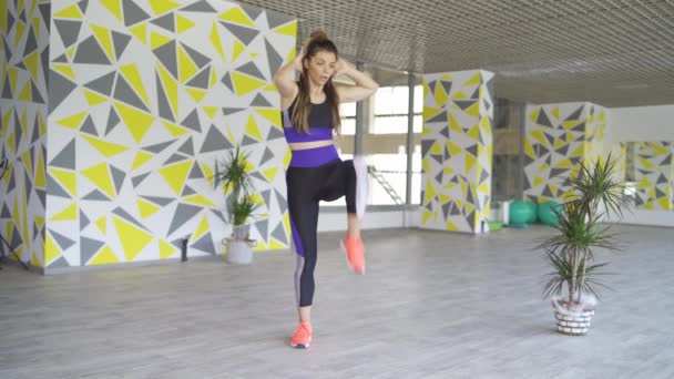 Personal Trainer gibt Workout-Online-Kurs mit Cardio-Übungen — Stockvideo
