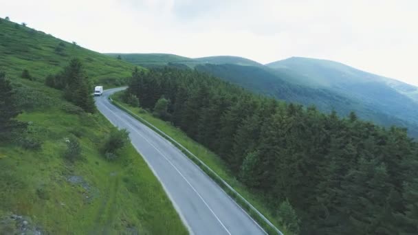 Letecký pohled na bílou dodávku Van projíždějící horami — Stock video