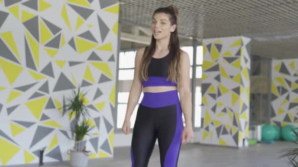 Beautiful brunette tabata trainer giving online workout courses — Stockvideo