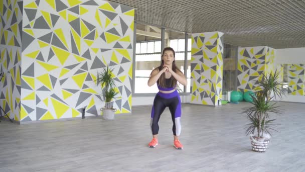 Vacker sportig kvinna huk hoppar på gym — Stockvideo