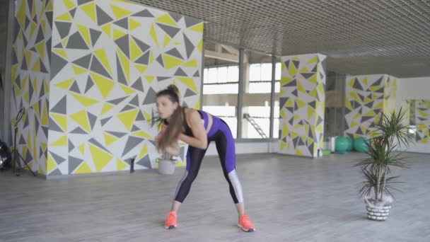 Жіночий тренер табата робить гнучкість і рухливість вправ перед інтенсивними тренуваннями — стокове відео