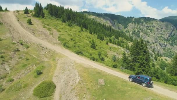 Jeep azul escalando colinas rocosas en Sopot, Bulgaria — Vídeos de Stock