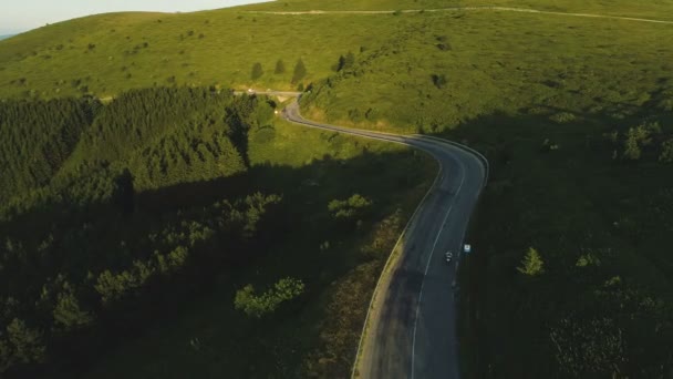 Dron následuje motorkáře jede rychle dolů po horské silnici — Stock video