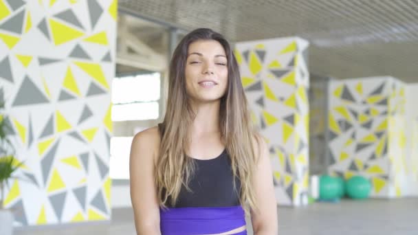 Close up of Beautiful tabata trainer giving online workout class — Stock video