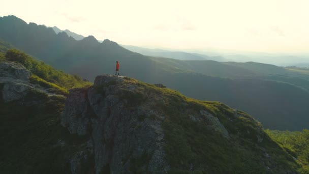 Man Hike en la cima de las montañas rocosas, Botev pico, Bulgaria — Vídeos de Stock