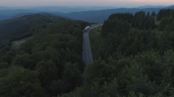 Camião totalmente carregado a conduzir nas montanhas. Carga carregada caminhão viajando à noite — Vídeo de Stock