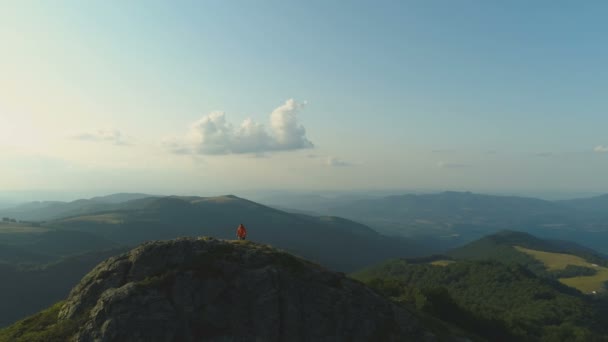 Счастливый альпинист, успешно достигший вершины горы — стоковое видео