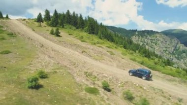 Bulgaristan 'ın Sopot kenti yakınlarındaki dağlarda çamurlu yola tırmanma görüntüsü