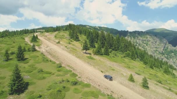 Vista aérea de aviones no tripulados fuera de carretera en el sendero fuera de carretera en las montañas — Vídeos de Stock