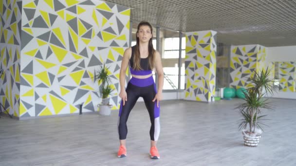 Apto treinador atlético feminino explicando exercícios de treino diário no ginásio — Vídeo de Stock