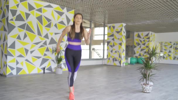 Жіночий тренер табата кардіо-тренування працює на місці — стокове відео