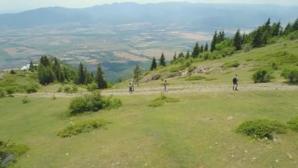 Grupa turystów spaceruje ścieżką po pasmie górskim — Wideo stockowe