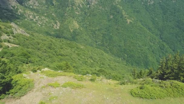 Caminante tomando fotos de hermoso valle verde profundo en las montañas balcánicas por encima de Sopot — Vídeos de Stock