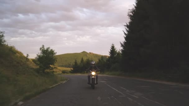 Uomo in moto su strada asfaltata di montagna ventosa — Video Stock