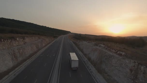 Camion di trasporto bianco guida sulla strada del tramonto — Video Stock