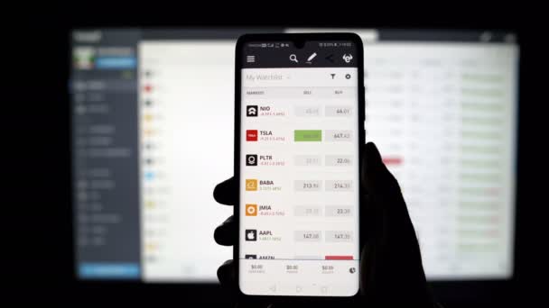 Troyan Bulgaria-22 07 2021: piattaforma di trading etoro su smartphone mostra il prezzo di crypto — Video Stock