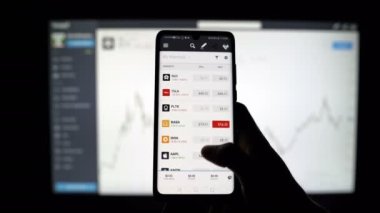 Troyan Bulgaristan-22 07 2021: akıllı telefondan binans ticaret platformu kullanılıyor