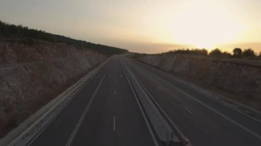 Gün batımında Boş Yeni Durum Yolu 'nun Hava Aracı Görünümü