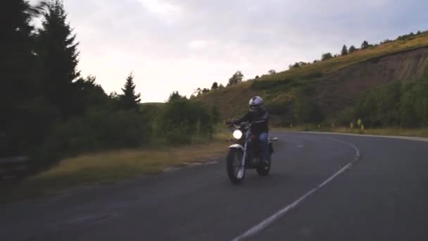 Motociclista en la carretera disfruta de su libertad personal de estar por su cuenta — Vídeos de Stock