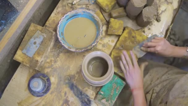 Vrouw handen werken aan het pottenbakkerswiel — Stockvideo