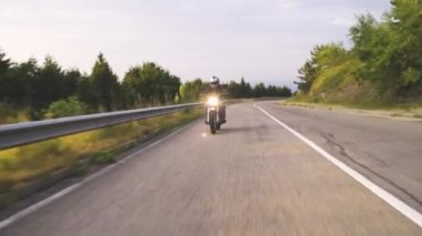 Motosikletli şehir yolunda özgürlüğün tadını çıkarıyor.