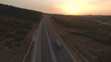 Günbatımı yolunda giden beyaz kargo kamyonunun en iyi görüntüsü.