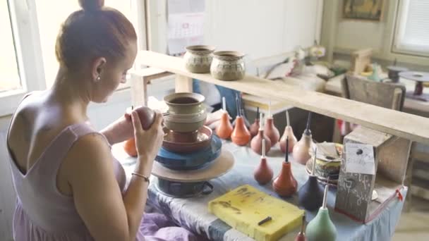Жіночий живопис і глазурування глиняного горщика з точністю за допомогою спеціальних інструментів — стокове відео