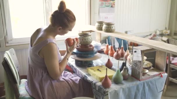 Wanita cantik melukis tembikar buatan tangan di bengkel keramik — Stok Video