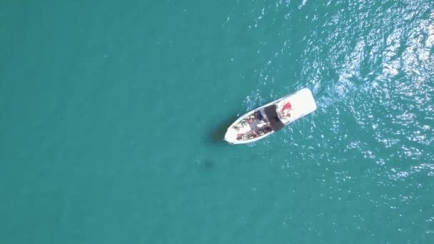 Aerial drone widok luksusowego jachtu rejs w głębokim błękitnym morzu — Wideo stockowe