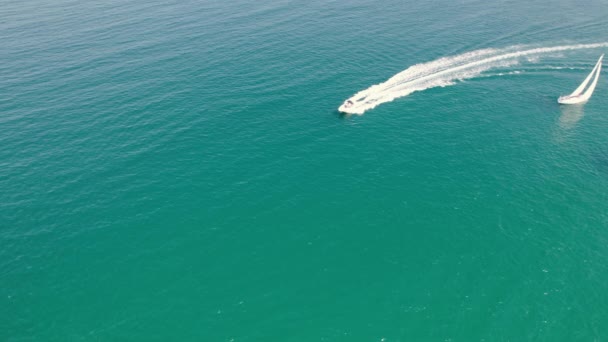 Vista aérea de lancha a motor atravesando la tranquila superficie azul del mar — Vídeo de stock