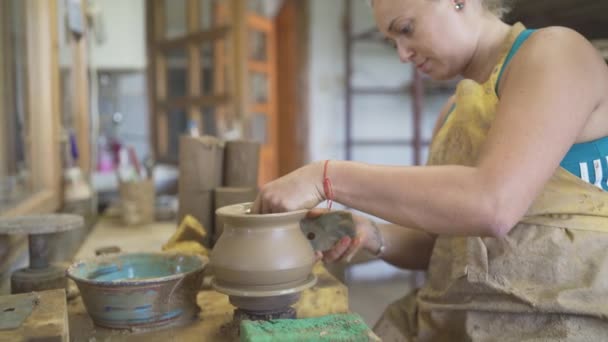 Dolgoznak agyaggal nő potter — Stock videók