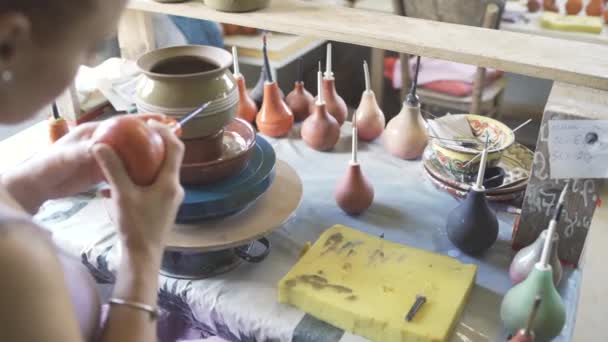 Kobieta Potter za pomocą precyzyjnego aplikatora do szyb i malowania ceramiki — Wideo stockowe