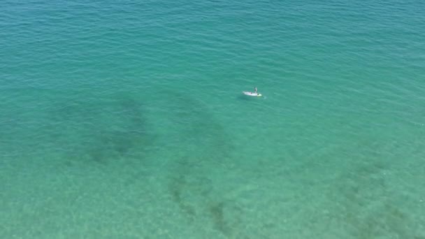 Vista aérea del velero blanco en el tranquilo mar turquesa — Vídeo de stock