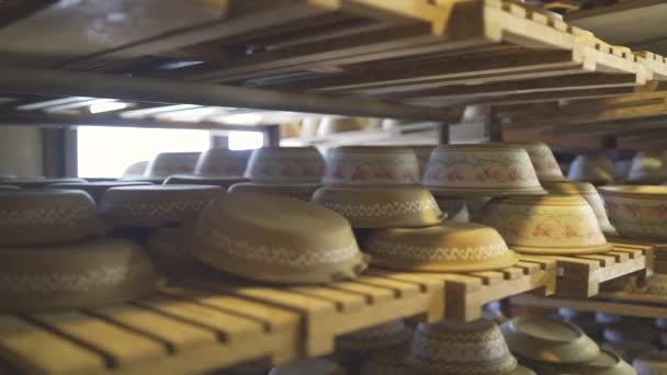 형형색색의 도기 그릇들이 놓여 있는 선반 과 선반을 클로즈업 한 모습 — 비디오