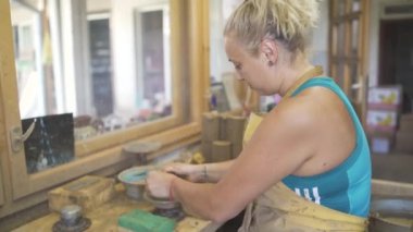  Çömlek atölyesinde esrar yapmayı öğreten kadın çömlekçi.