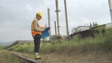 Demiryolu mühendisinin planlarını okurken düşük açılı görüntüsü