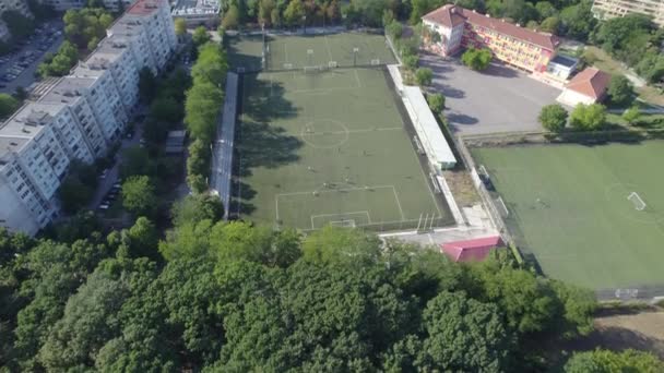 ブロック間の都市にあるサッカースタジアムの空中ビュー — ストック動画