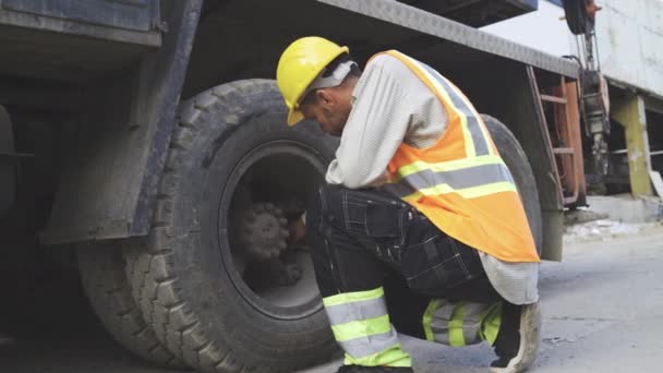 Mechanik naprawy opony ogromna ciężarówka ciężki sprzęt — Wideo stockowe