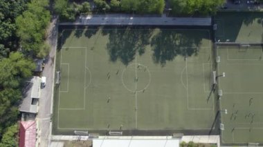 Şehrin iki blok arasındaki futbol stadyumunun insansız hava aracı görüntüsü