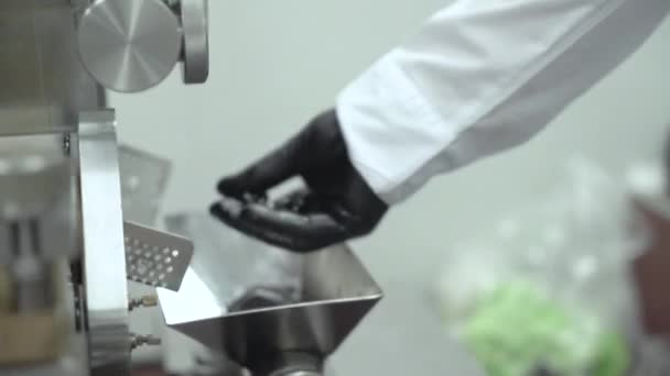 Cbd胶囊制造工艺接近手检质量 — 图库视频影像