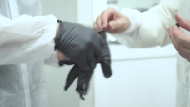 Apotheekpersoneel gebruikt handschoenen om de productiekwaliteit te controleren — Stockvideo