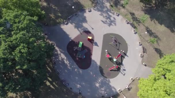 Dětská hra ve vzdušném zobrazení městského parku — Stock video