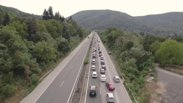 Zamknięta droga z powodu wypadku wiele samochodów czeka na przejazd przez tunel — Wideo stockowe