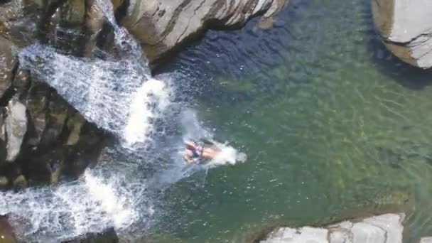 Людина стрибає у воду тепла Хвиля чоловік намагається охолодитися — стокове відео